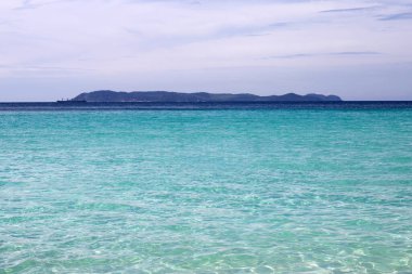 Yaz zamanı, mavi gökyüzü ile güzel deniz