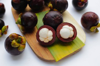 beyaz arka planda taze mangosteen meyvesi.