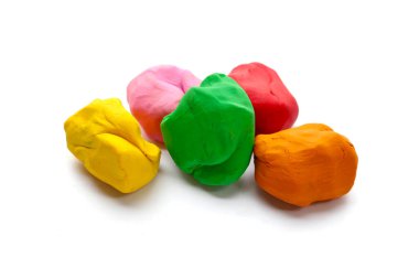 Beyaz arkaplanda renkli plastik kil.
