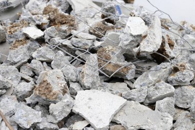 Kırık beton, yıkım üstüne yıkım.