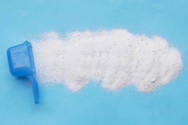 Deterjan tozu ve ölçü kaşığı. Çamaşır konsepti.