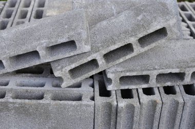 Beton tuğla yığını, beton bloklar.