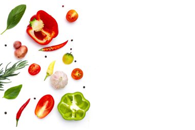 Çeşitli taze sebze ve otlar beyaz arka plan üzerinde.