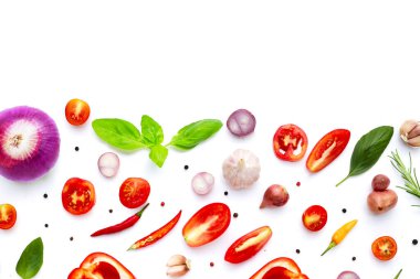 Çeşitli taze sebze ve otlar beyaz arka plan üzerinde.