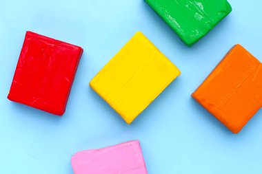 Mavi arkaplanda renkli plastik kil.