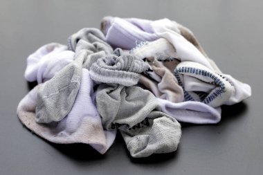 Koyu arkaplanda kirli beyaz çoraplar.