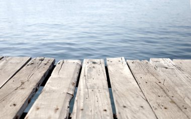 Mavi denizli ahşap kaldırım