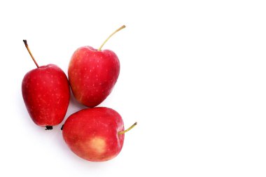 Beyaz arkaplanda taze kırmızı elmalar