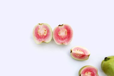 Beyaz arkaplanda taze pembe guava.