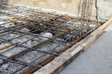 Beton yığınıyla beton dökmeden önce takviye, beton zemin