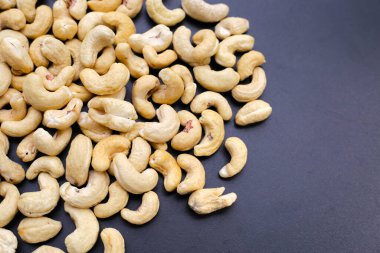 Koyu arkaplanda kaju fıstığı.