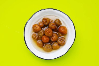 Yeşil arka planda turşu..