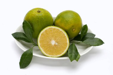Citrus sinensis, beyaz arka planda tatlı portakal meyvesi.