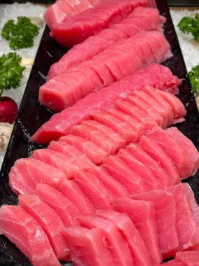 Tabakta dilimlenmiş ton balığı eti, otel büfesi.