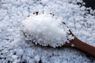 Sodyum Hidroksit veya NaOH, yakıcı soda.
