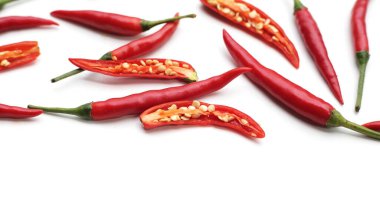 Beyaz arkaplanda kırmızı biber