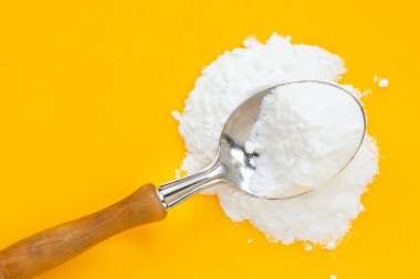 Sarı arka planda kabartma tozu.
