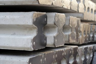 İnşaat alanındaki beton yığınları