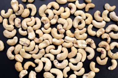 Koyu arkaplanda kaju fıstığı.