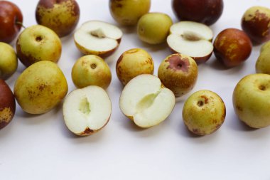 Beyaz arka plan üzerinde taze hünnap meyve