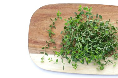 Beyaz arka plan üzerinde taze limon kekik.