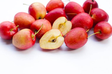 Beyaz arkaplanda taze kırmızı elmalar