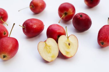 Beyaz arkaplanda taze kırmızı elmalar