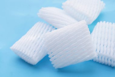 Mavi arka planda korunmak için meyve köpüğü ağı. Üst görünüm