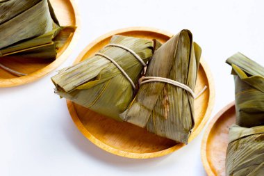 Beyaz arkaplanda Çin pirinç köftesi (zongzi).