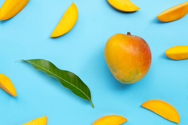 Тропические фрукты, манго на голубом фоне. Вид сверху