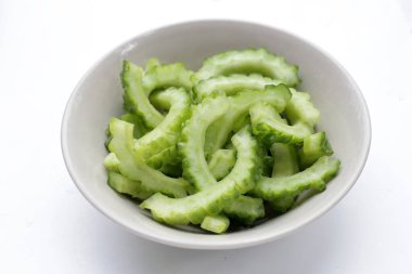 Beyaz arkaplanda acı kavun.