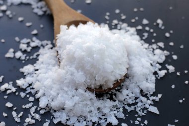 Sodyum Hidroksit veya NaOH, yakıcı soda.