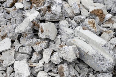 Kırık beton, yıkım üstüne yıkım.