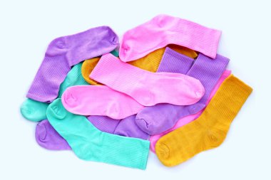 Beyaz arkaplanda renkli çoraplar.