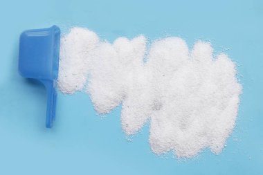 Deterjan tozu ve ölçü kaşığı. Çamaşır konsepti.