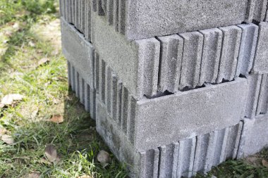 Beton tuğla yığını, beton bloklar.