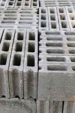 Beton tuğla yığını, beton bloklar.