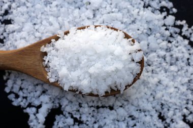 Sodyum Hidroksit veya NaOH, yakıcı soda.
