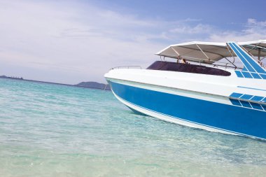 Sürat tekneleri denizde demirlemiş turistleri bekliyor..