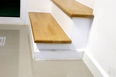 Evde tahta merdivenler var.