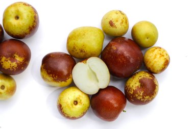 Beyaz arka plan üzerinde taze hünnap meyve