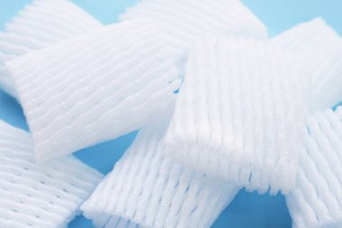 Mavi arka planda korunmak için meyve köpüğü ağı. Üst görünüm