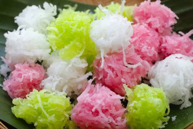 Tatlı hindistan cevizi topları, çıtır hindistan cevizi şekerlemeleri (Maprao Gaew). Geleneksel Tayland tatlısı