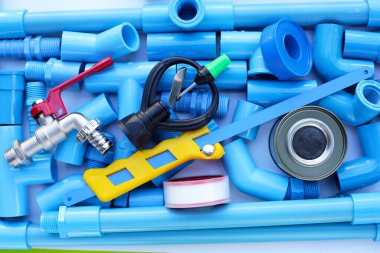 Tesisat işi için mavi pvc boru bağlantıları olan tesisat ekipmanları..