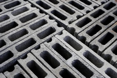 Beton tuğla yığını, beton bloklar.