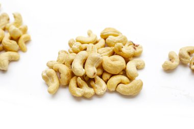 Beyaz arka planda kaju fıstığı.