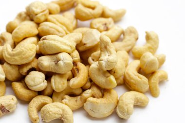 Beyaz arka planda kaju fıstığı.