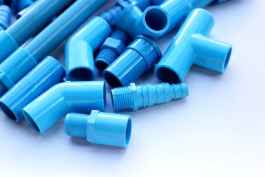 Tesisat işi için mavi PVC boru bağlantıları. Tesisat ekipmanı