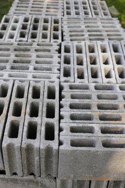 Beton tuğla yığını, beton bloklar.