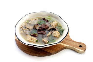 Beyaz arka planda bir kase domuz kanı çorbası..